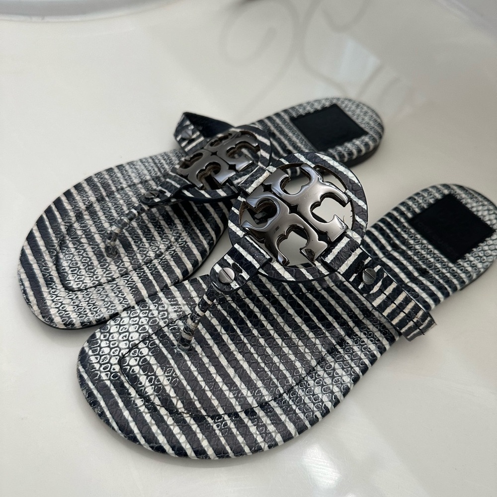 🖤Black-and-white striped Tory Burch, sandals with metal emblem